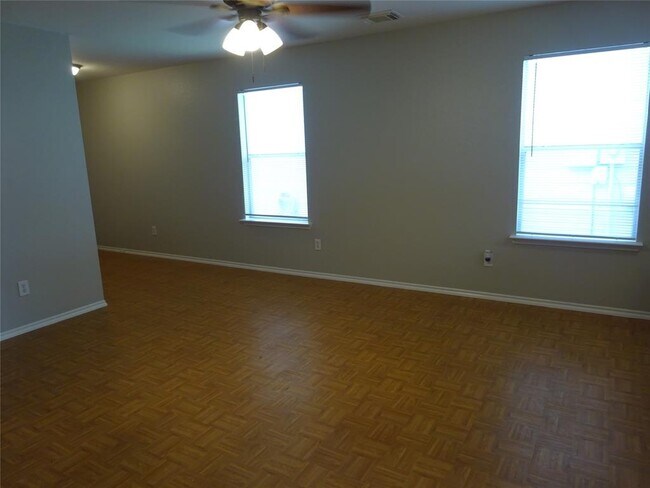 Building Photo - 11402 Log Cabin Ln
