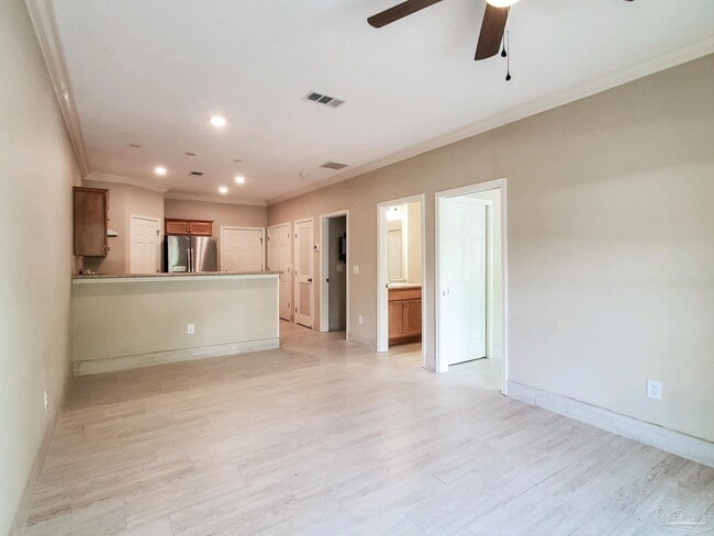 Building Photo - 2425 E Johnson Ave