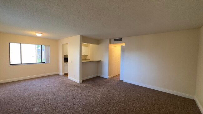 Building Photo - 811 Meadows Cir