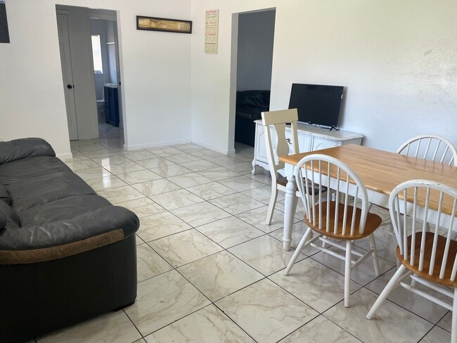 Foto del edificio - 9122 Woodlyn Rd