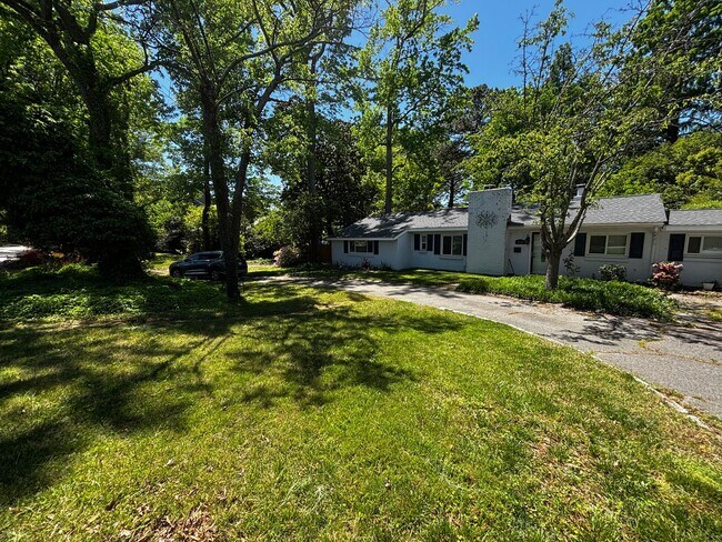 Building Photo - Lochhaven Home
