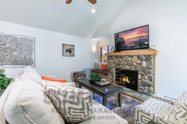 Building Photo - 2 Bedroom McCloud Condo w Garage!