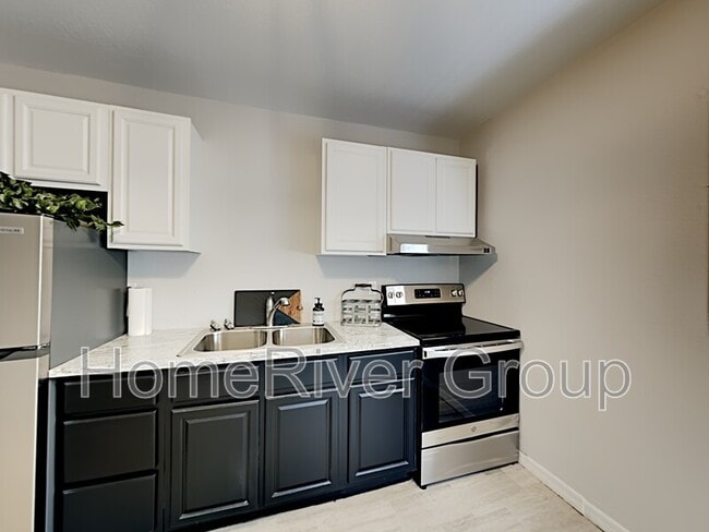 Building Photo - 39205 Park Dr