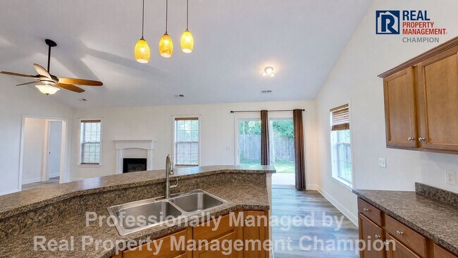 Foto del edificio - 3BD/2BA home w/vaulted ceilings, fireplace, 2-car garage, deck and fenced backyard