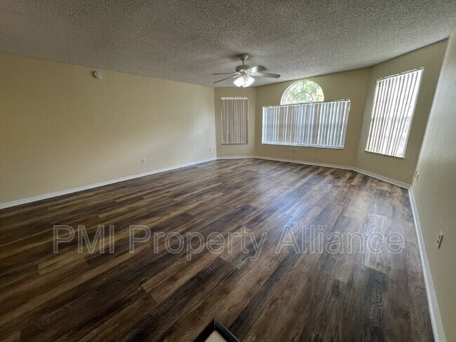 Foto del edificio - 5007 Laguna Bay Cir