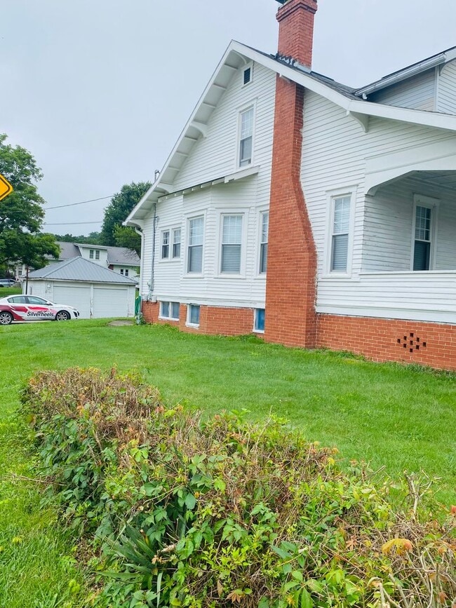 Building Photo - Spacious home on Colegate Drive