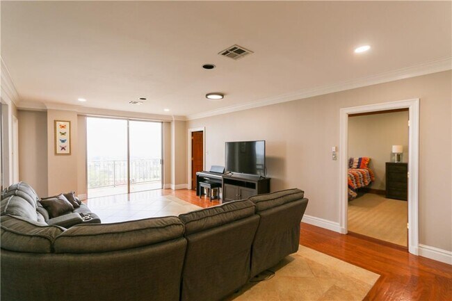 Building Photo - 4924 Cobbs Dr
