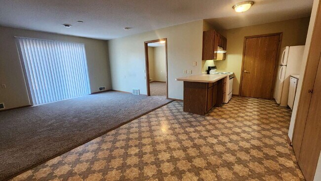 Foto del edificio - Large 2 Bedroom, 1 1/2 Bathroom Apartment - Lower Level End Unit