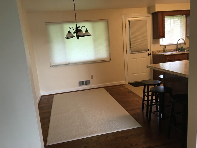 Foto del edificio - 563 Hickory Dr