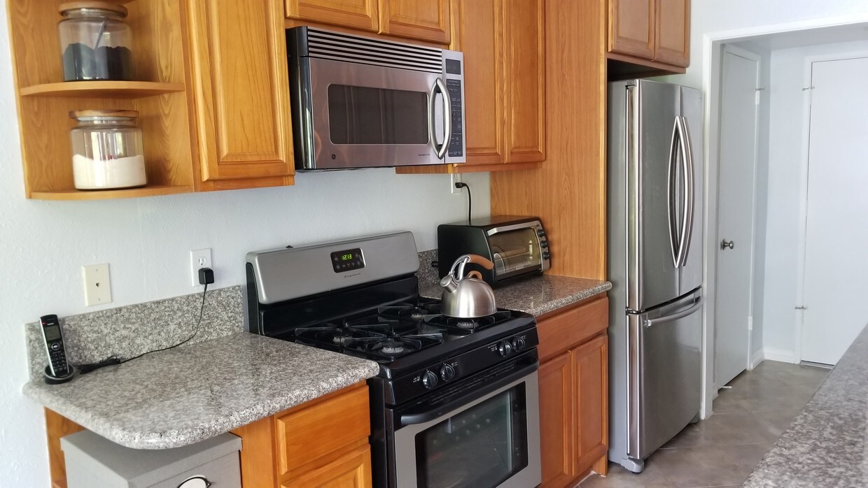Foto principal - 10445 Eastborne Ave