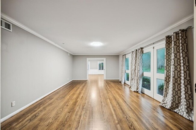 Building Photo - 5659 Chevy Chase Dr