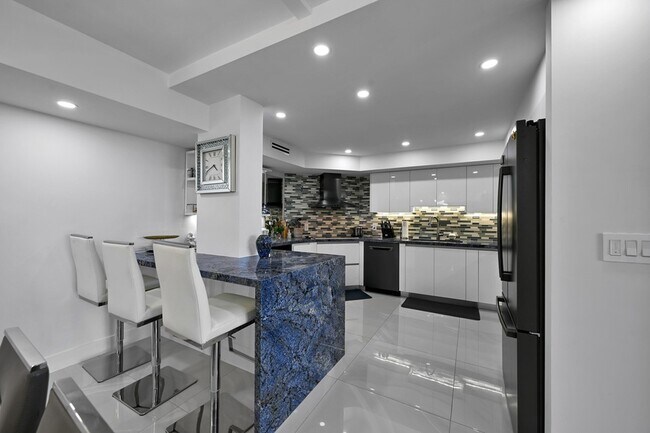 Building Photo - 2860 S Ocean Blvd