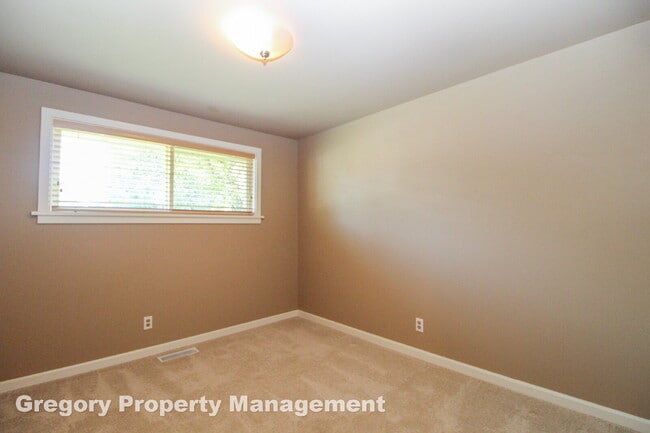 Building Photo - Charming updated 3-Bed/1-Bath Rambler on q...