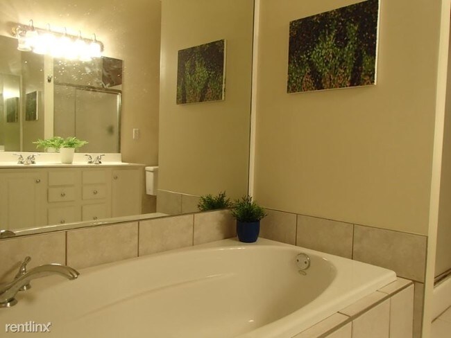 Building Photo - 3 br, 2.5 bath Townhome - 2417 Nicholson Road