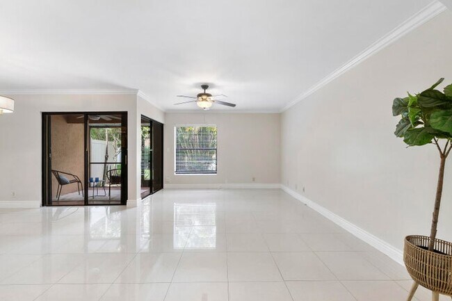 Foto del edificio - 2047 NW 45th Ave