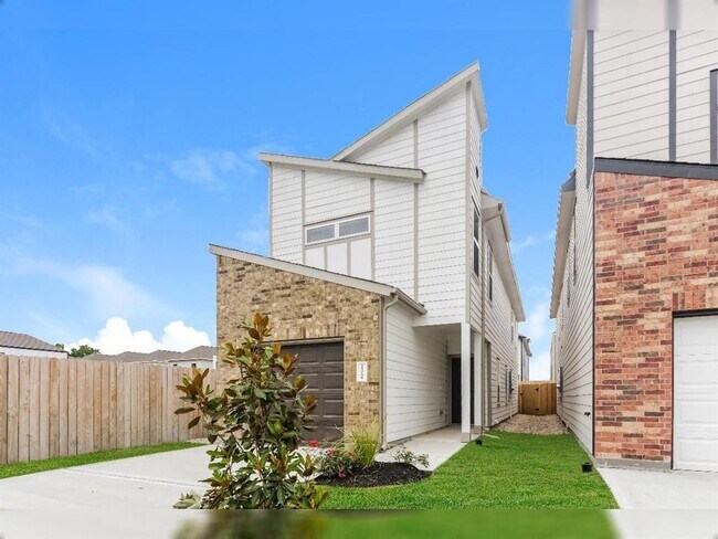 Building Photo - 15258 Estrella Rd W