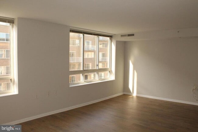 Foto del edificio - 350 G St SW