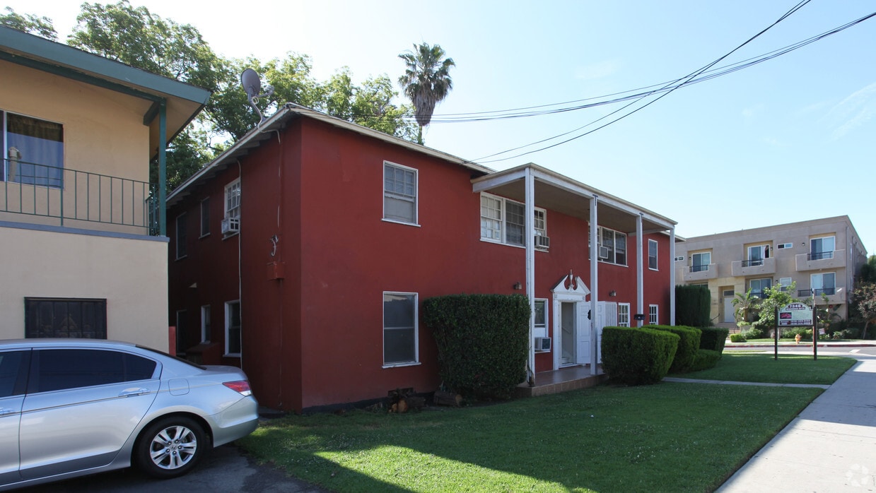 Building Photo - 7338-7346 Woodman Ave