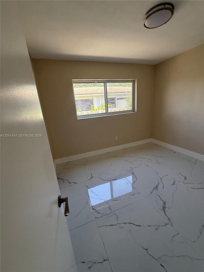 Foto del edificio - 2600 NW 112th St