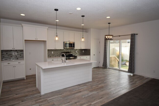 Foto del edificio - Gorgeous 5 Bed 3 Bath home in Herriman!!!