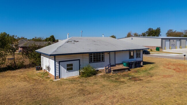 Building Photo - Charming 3 Bedroom House