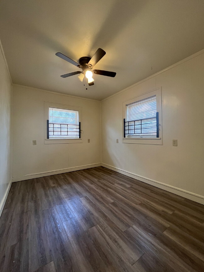 Foto del edificio - 2/1 with off street parking and large yard.