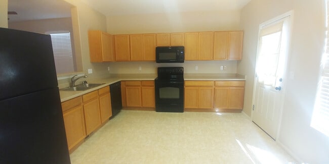 Building Photo - Cross Creek Townhome - 3 Bedroom 3 Bath to...