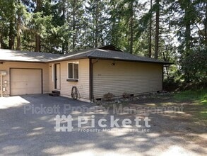 Building Photo - 6451 Lewis NE Dr