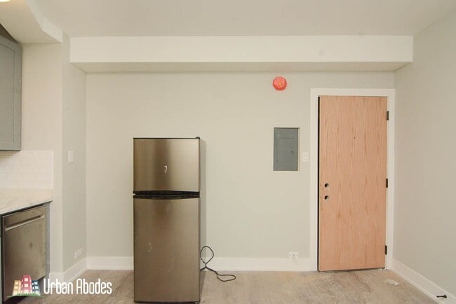 Building Photo - 515 W Belmont Ave