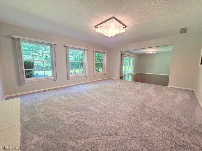 Foto del edificio - 6960 Carriage Hill Dr