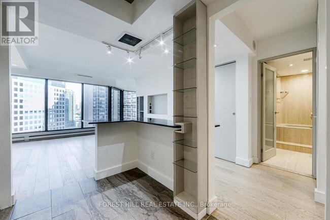Building Photo - 65 Harbour Square