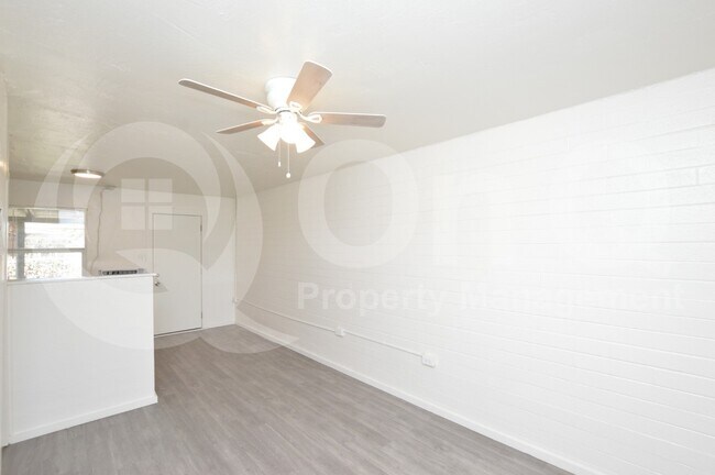 Foto del edificio - 7040 Grand Ave