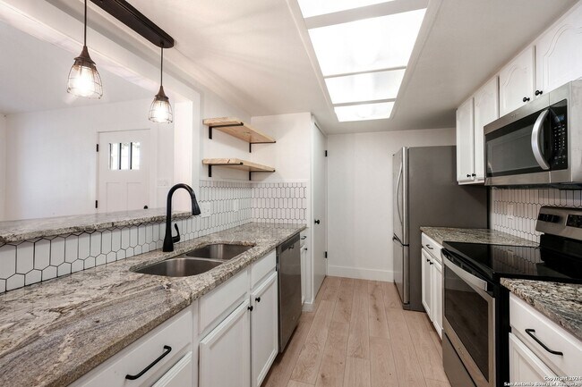 Building Photo - Charming 2/2 in the heart of Boerne!