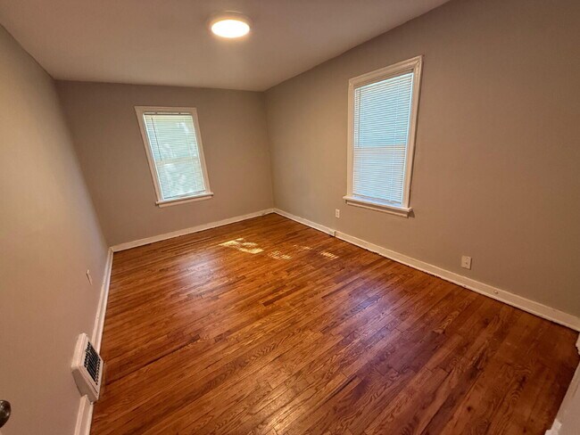 Foto del edificio - Charming 2-Bedroom Home for Rent in Jennings, MO