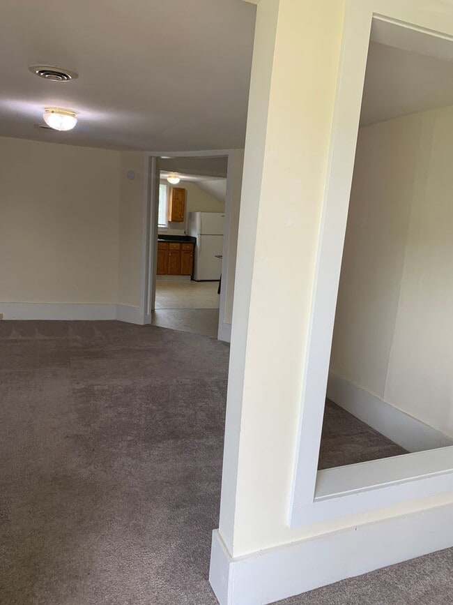 Foto del edificio - Studio Apartment on 2nd Floor of House Available Now