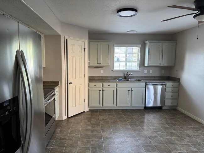 Kitchen includes appliances - 992 S 1760 W
