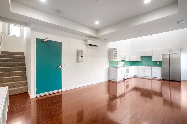 Building Photo - Little Italy Modern Townhome, 2 En Suite Bedrooms on Separate Levels, Private Roof Deck with Suns...