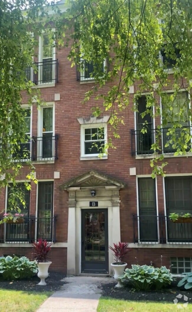 Osgoods Washington Boulevard Apartments for Rent with Hardwood Floors