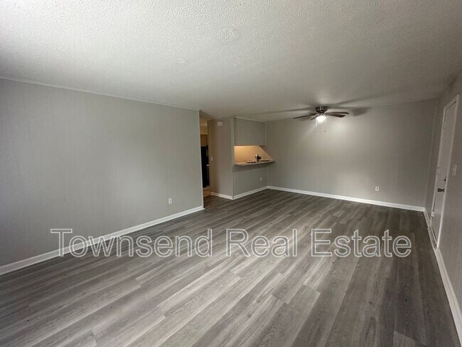Foto del edificio - 5853 Century Oaks Dr