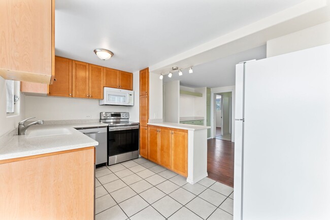 Building Photo - Makiki - Wilder Regent 2 bed, 2 bath, 1 pa...