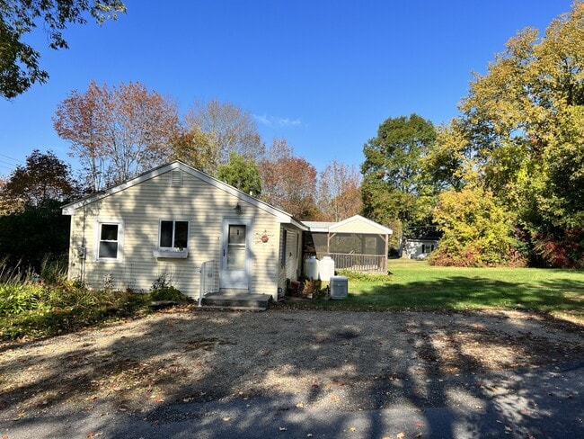 Building Photo - 9 Pebble Ln