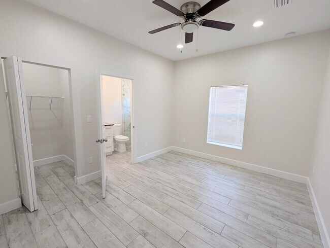 Foto del edificio - 1566 W 26th Ct