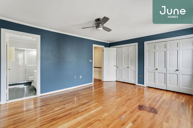Building Photo - Queen room in 7-bed/4.0-bath Home
