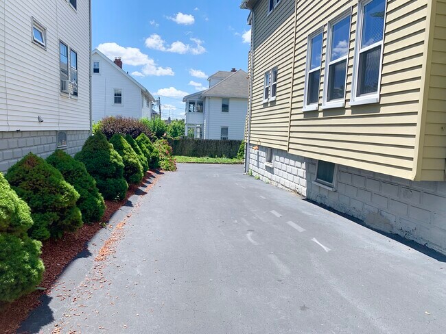 Building Photo - 68 Putnam Rd
