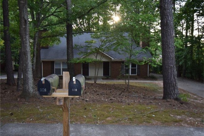 Building Photo - 576 Wedgewood Dr