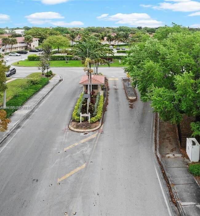 Building Photo - 1016 Twin Lakes Dr