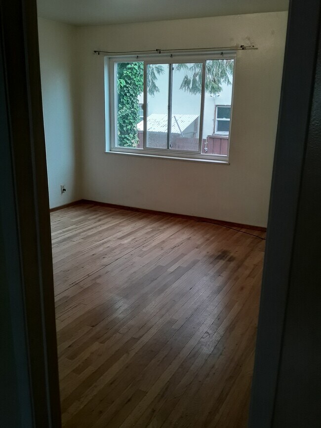 Large bedroom - 971 Pershing Ave