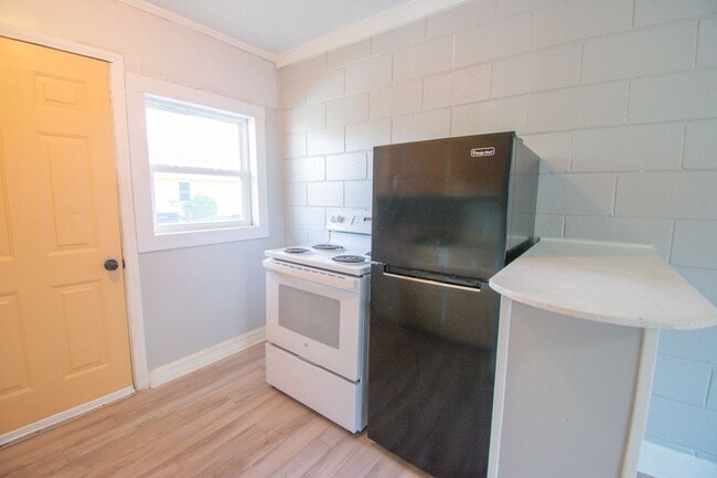 Foto del edificio - 1 Bedroom 1 Bathroom- New LVP Flooring!