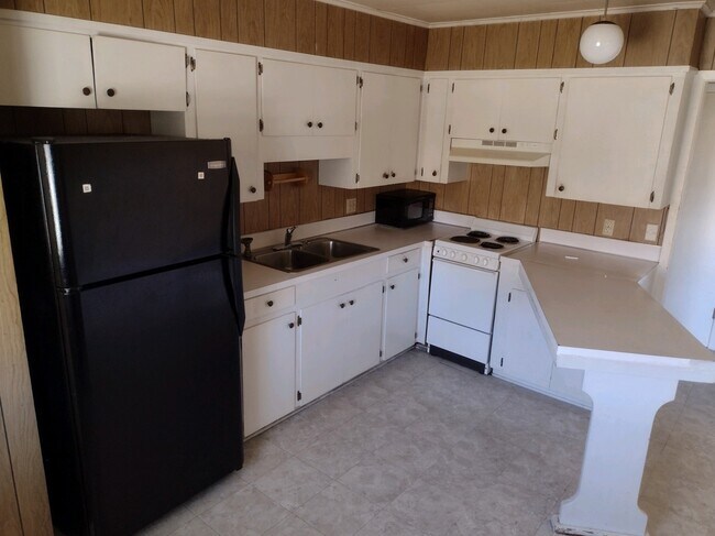 Kitchen - 202 W Line Ave