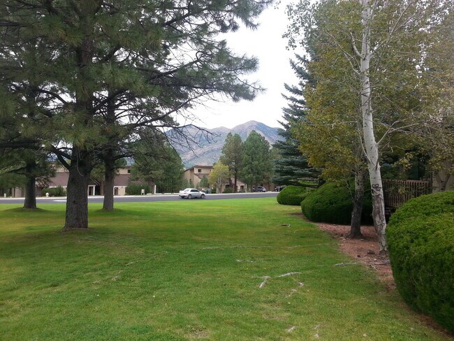 Foto del edificio - 2-Bedroom (+Bonus Room/Den) 2-Bath Townhom...